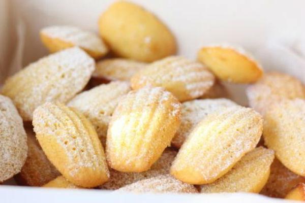 4 قطع من كعك مادلين