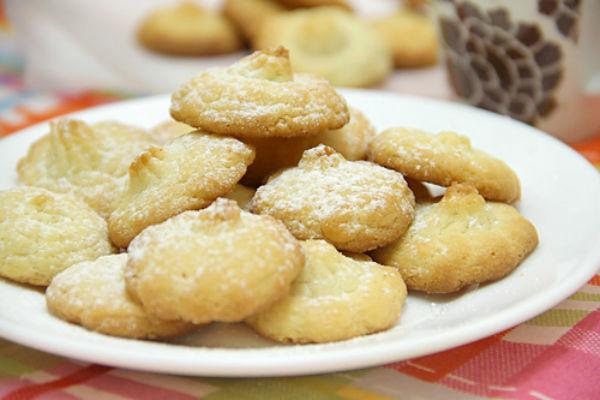 3 قطع من البسكويت الهش