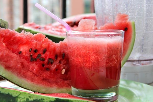 Lass uns einen sommerlichen Smoothie mit Wassermelone zubereiten.