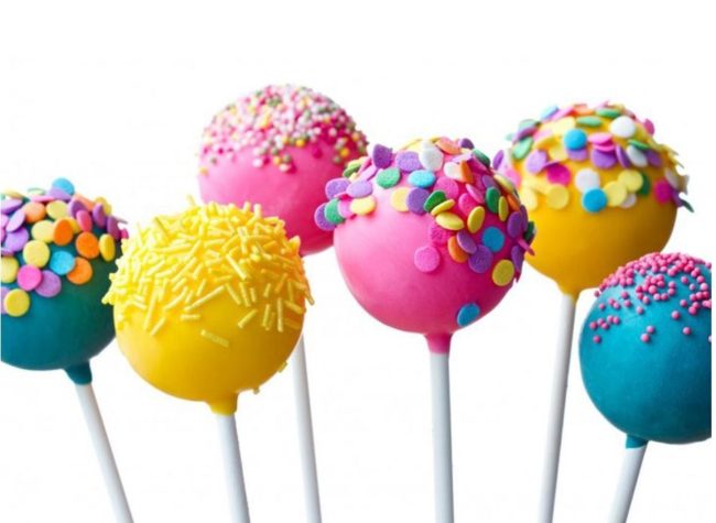 كرات الكيك على شكل زينة شجرة عيد الميلاد.