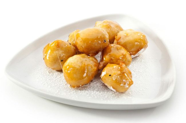 Fette di mela fritte al caramello in stile cinese.