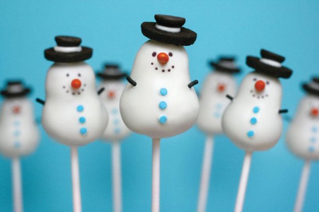 سيأكل الأطفال بسرعة رجال الثلج الصالحين للأكل.