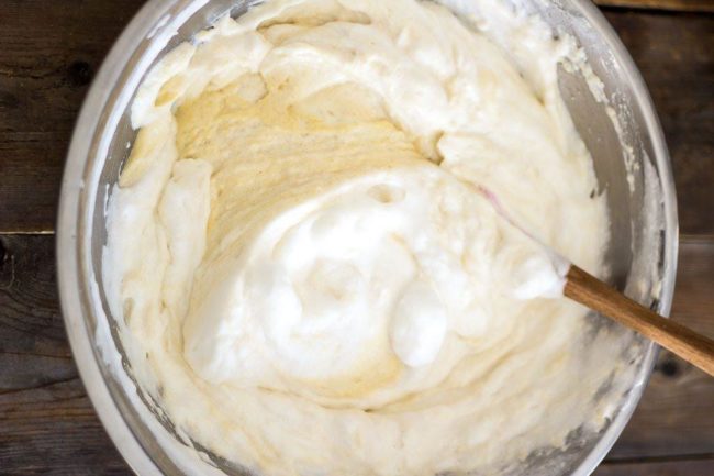 تحضير الكريمة لحلوى الأوبرا.