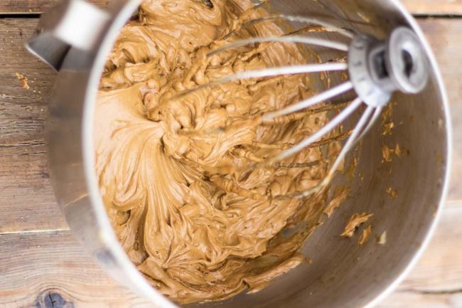 تحضير كريمة القهوة لحلوى الأوبرا.