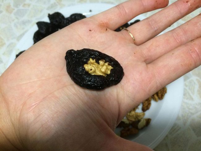 Amaguem fruits secs a les prunes.