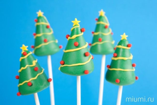 مخاريط شجرة عيد الميلاد عبارة عن كعكات لذيذة على عصا.
