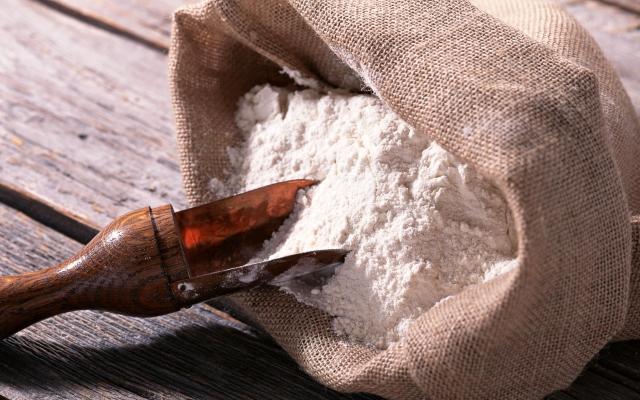 Wann man Mehl sieben sollte – Foto