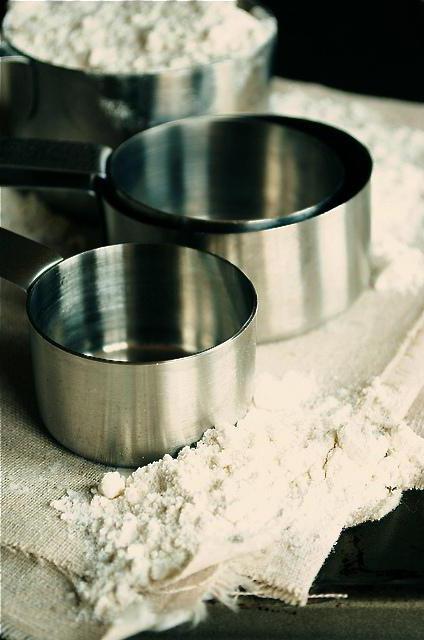 Wie Mehl gesiebt wird – Foto