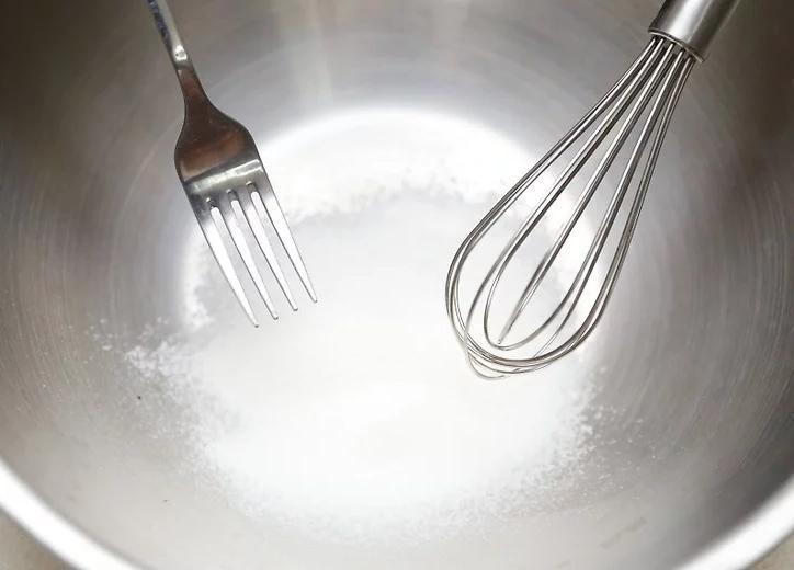 Mehl sieben ohne Sieb – mit Schneebesen und Gabel – Foto