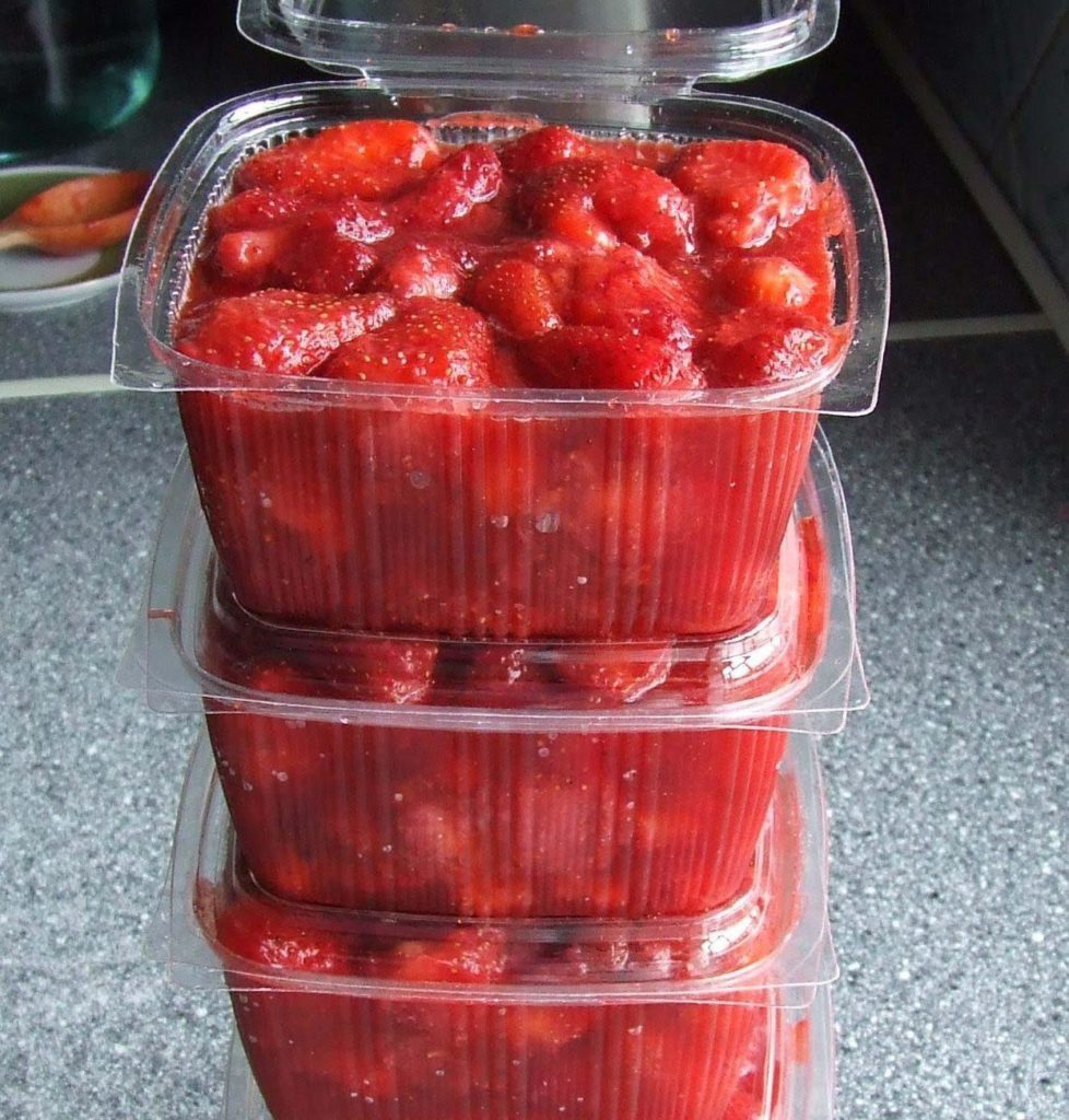 Congelació de maduixes en xarop de sucre - Foto