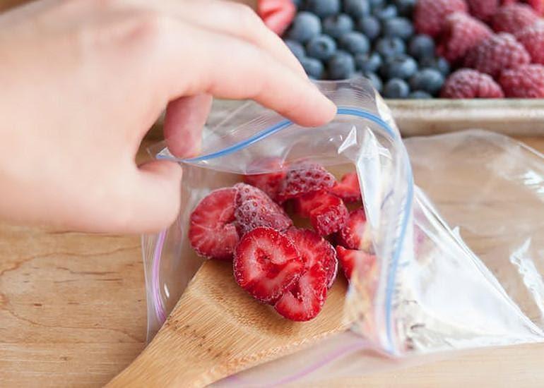 Com emmagatzemar maduixes congelades - bossa amb tancament hermètic - foto