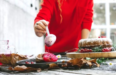 طريقة نقع كعكة إسفنجية بالشوكولاتة - صورة