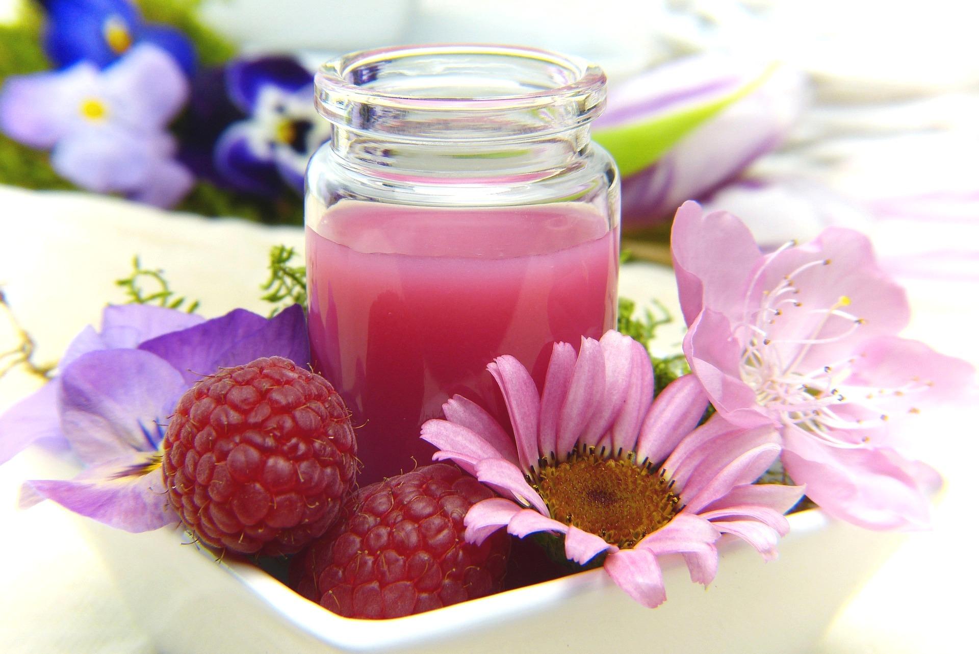 وصفة نقع كعكة إسفنجية بالشوكولاتة - نقع الكرز (التوت) - صورة