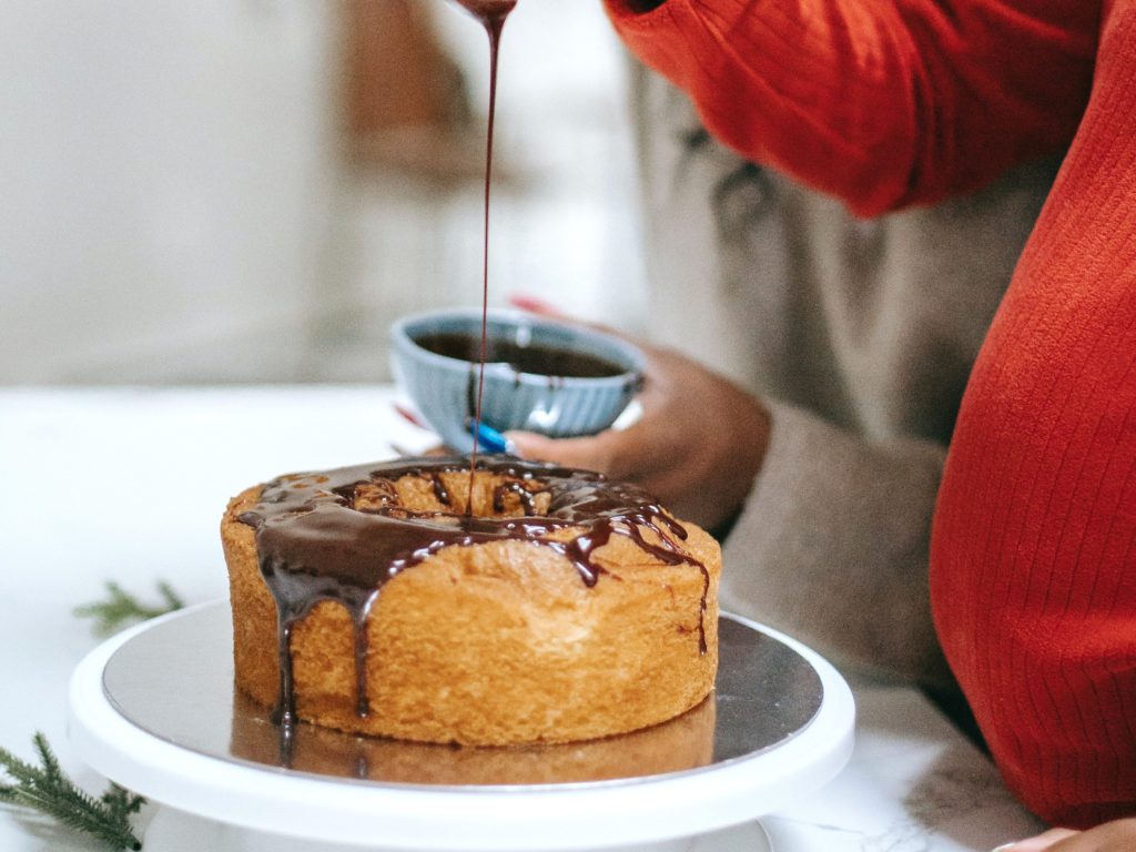 كيفية نقع الكيك الإسفنجي بشكل صحيح - صورة