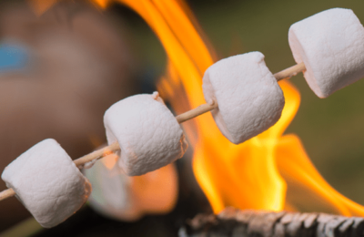 طريقة تحميص المارشميلو على نار المخيم - صور