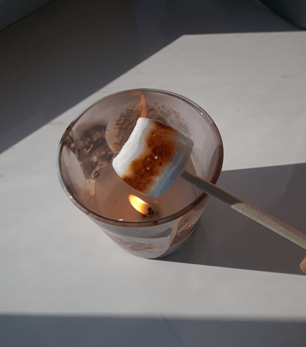 Com rostir marshmallows - Amb una espelma - Foto