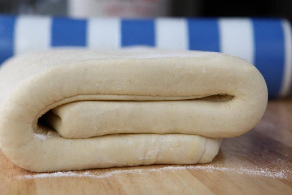 Sådan optøs dej hurtigt med varmt vand - foto