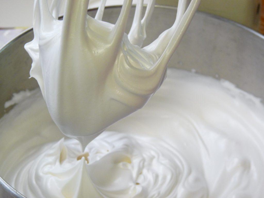 Per què el merenga no qualla al forn: clares d'ou mal muntades - foto