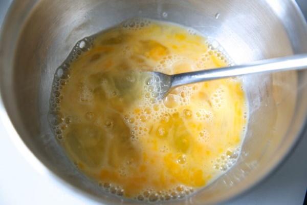 كيفية خفق بياض البيض بدون خلاط - باستخدام شوكة - صورة