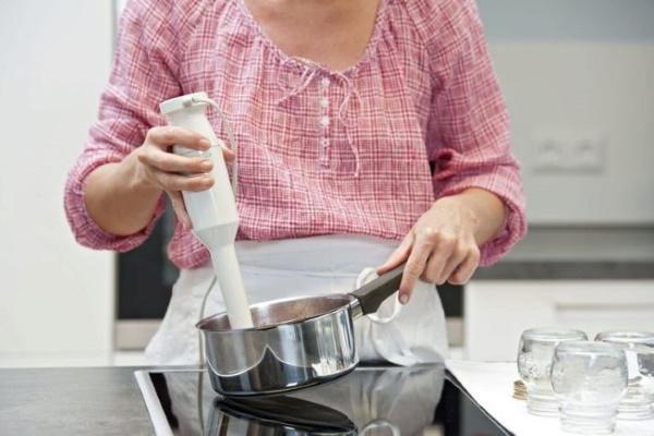 كيفية خفق بياض البيض بدون خلاط كهربائي - باستخدام الخلاط الكهربائي - صورة