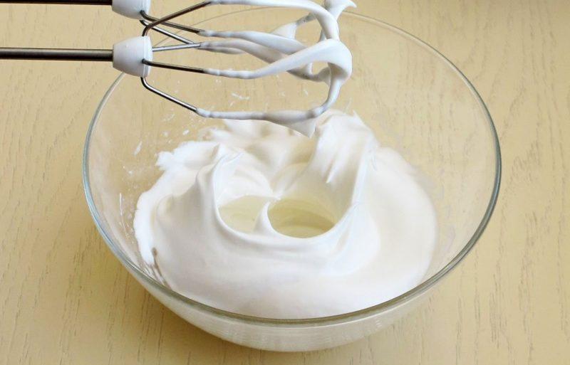 كيفية خفق بياض البيض حتى يصبح قوامه متماسكاً - صورة