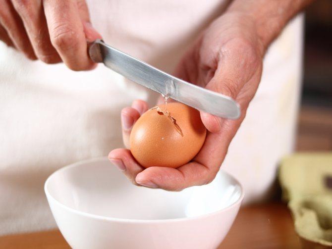 كيفية فصل بياض البيض عن صفاره - صورة