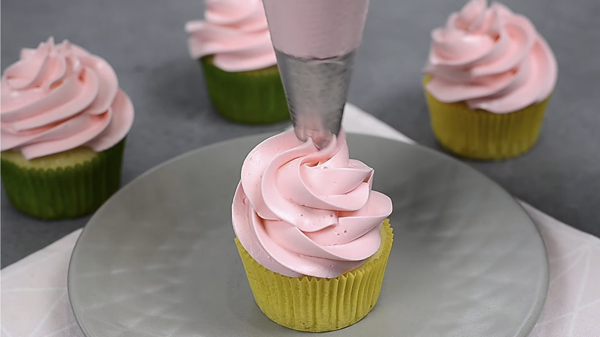 وصفة - تزيين كعكة كريمة الزبدة بالزهور - الخطوة 6-2