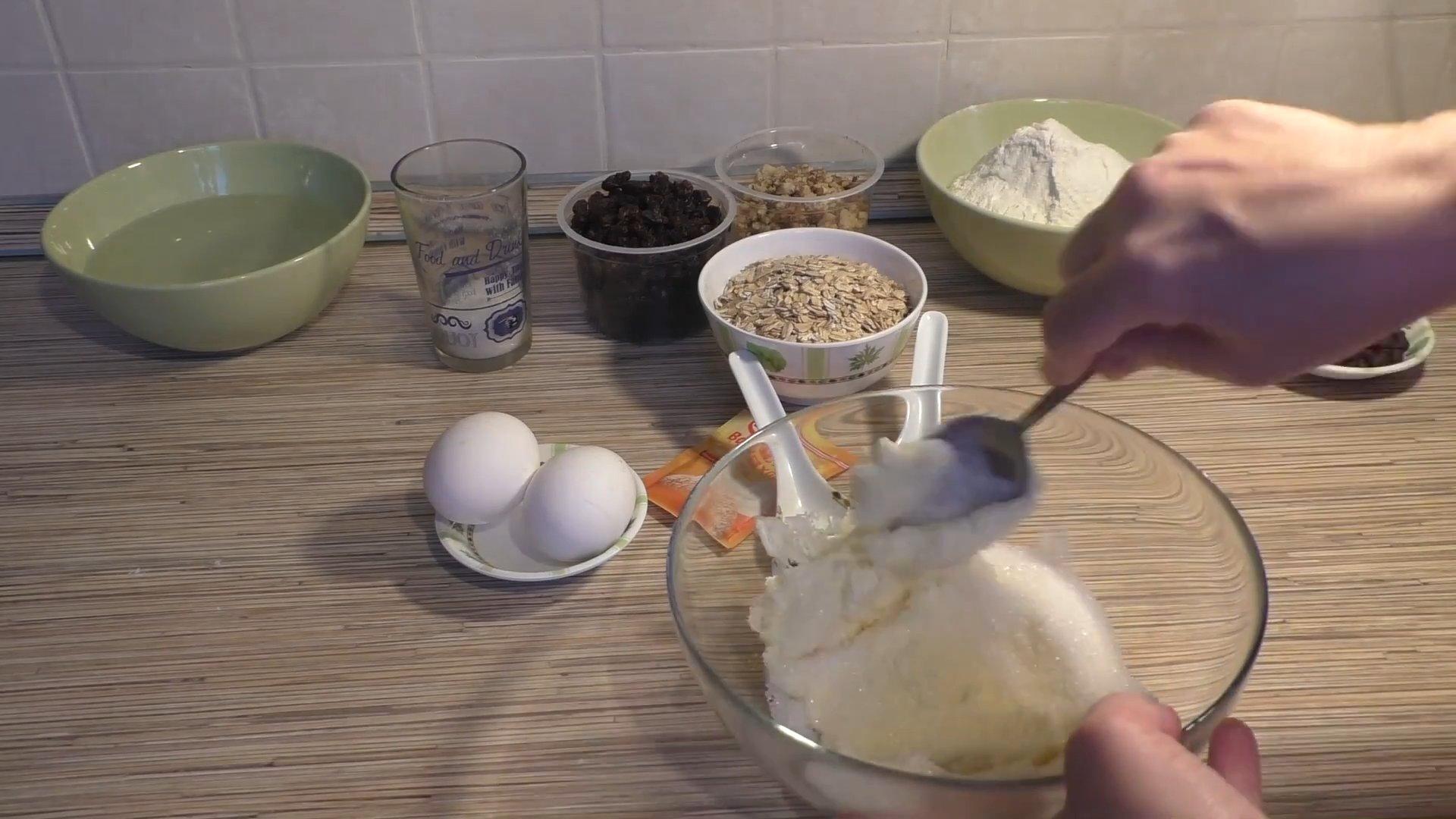 Recette - Délicieux biscuits à l'avoine aux noix et aux raisins secs - Étape 1