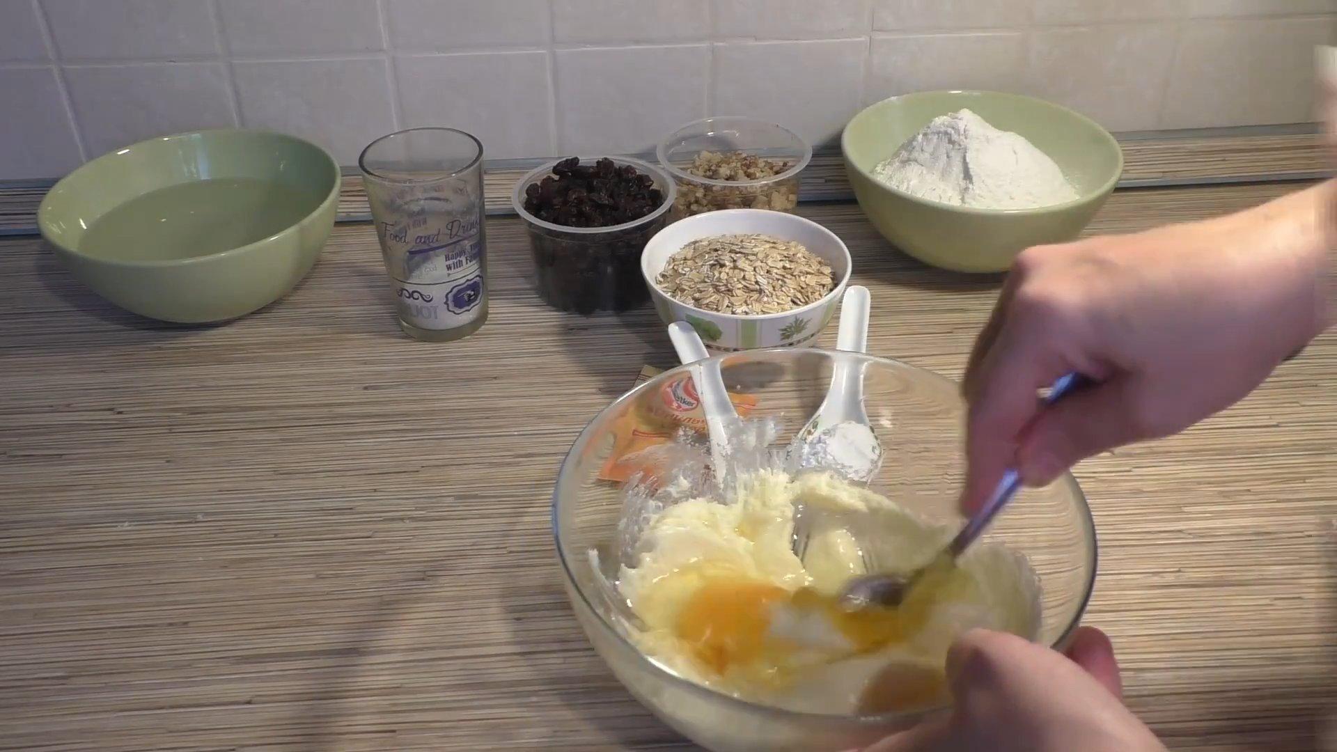 Recette - Délicieux biscuits à l'avoine aux noix et aux raisins secs - Étape 2