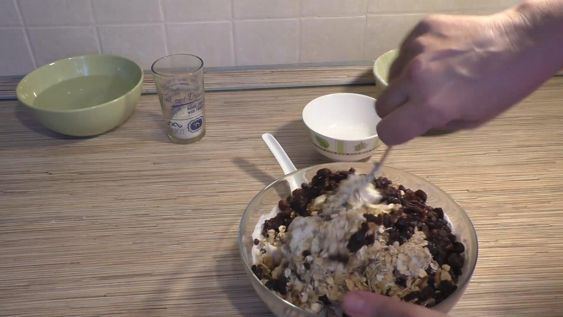 Recette - Délicieux biscuits à l'avoine aux noix et aux raisins secs - Étapes 4 et 3