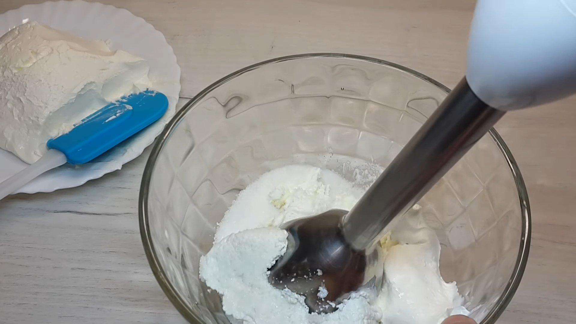 Ricetta - Glassa di ricotta e panna acida per pan di Spagna - Fase 4