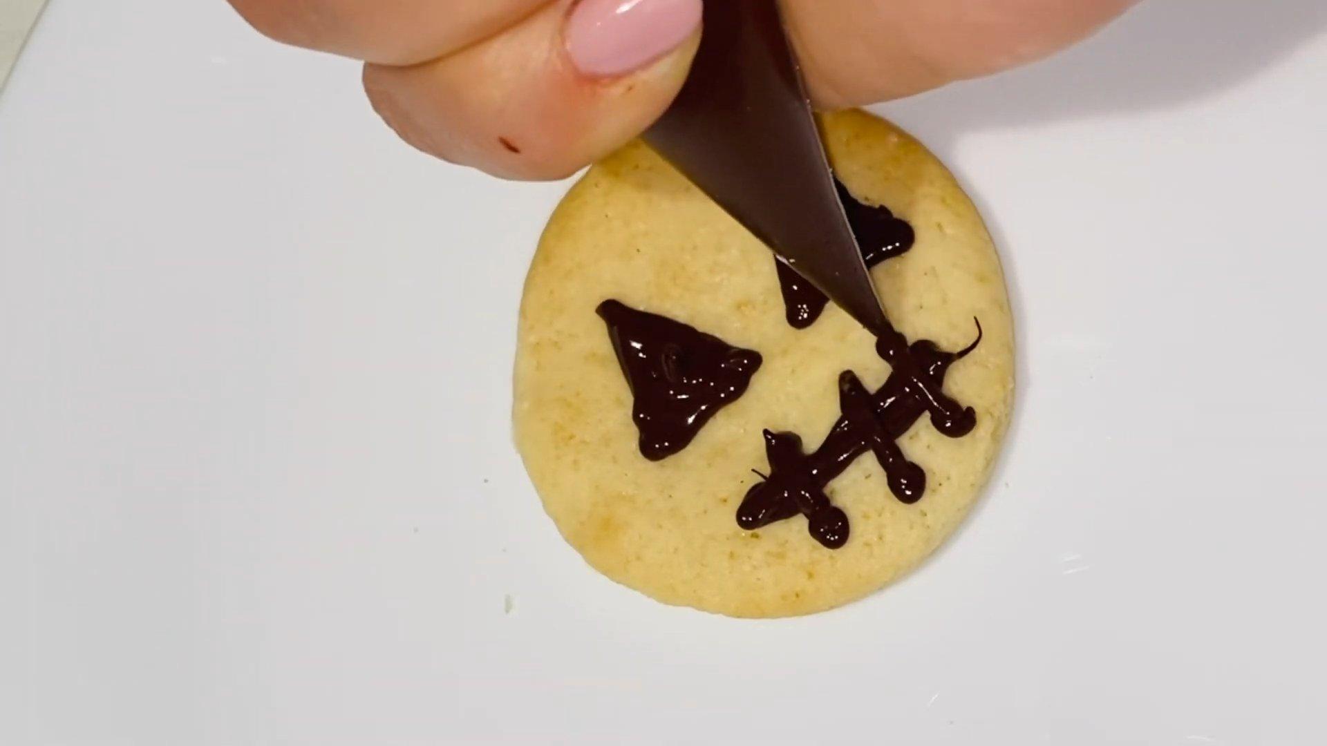 وصفة - كعكات اليقطين للهالوين - الخطوة 8-3