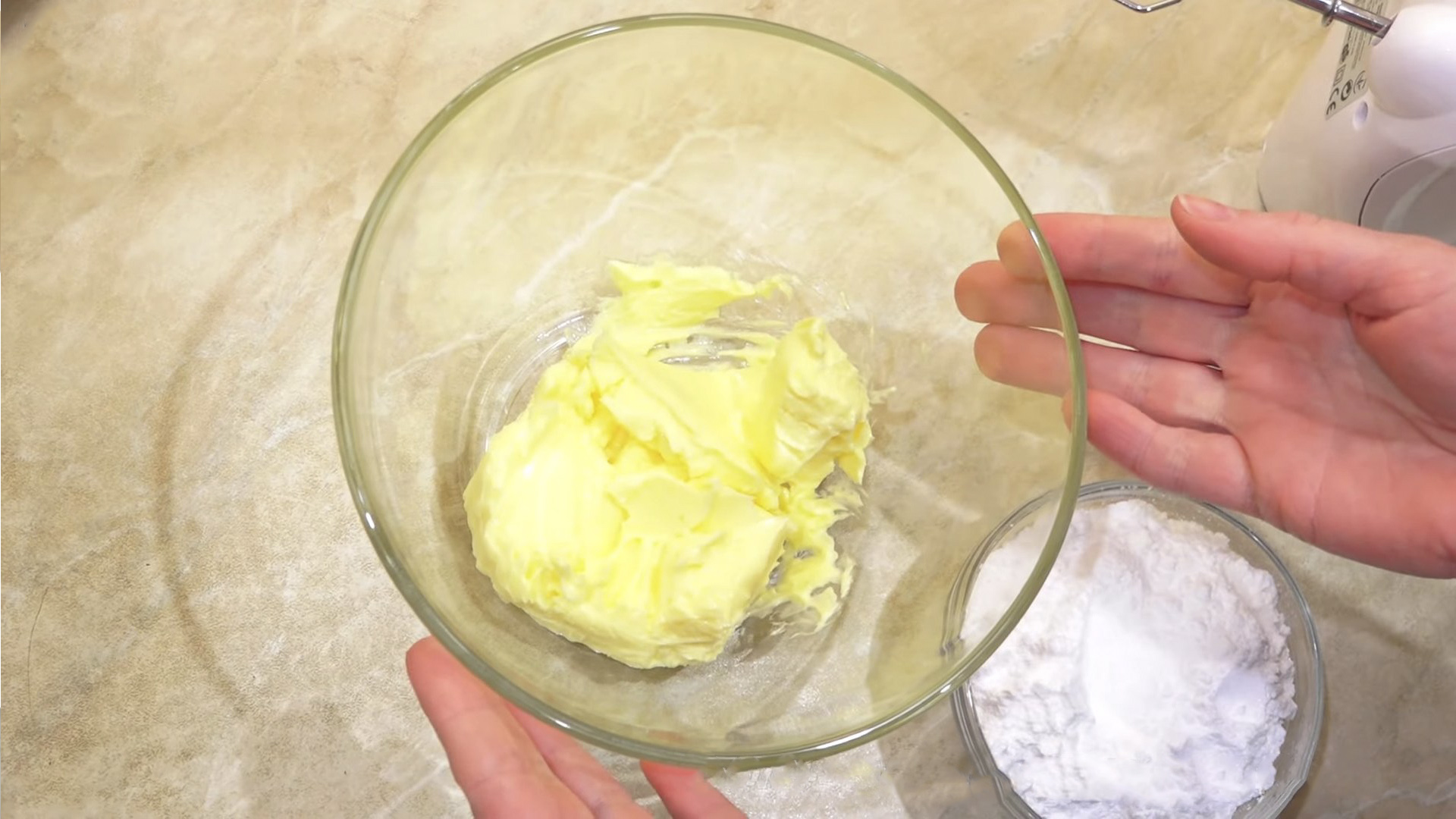 Opskrift - Flødeostfrosting til cupcakes - Trin 4