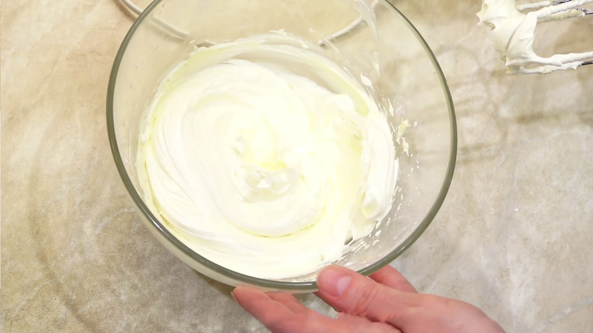 Opskrift - Flødeostfrosting til cupcakes - Trin 5-2