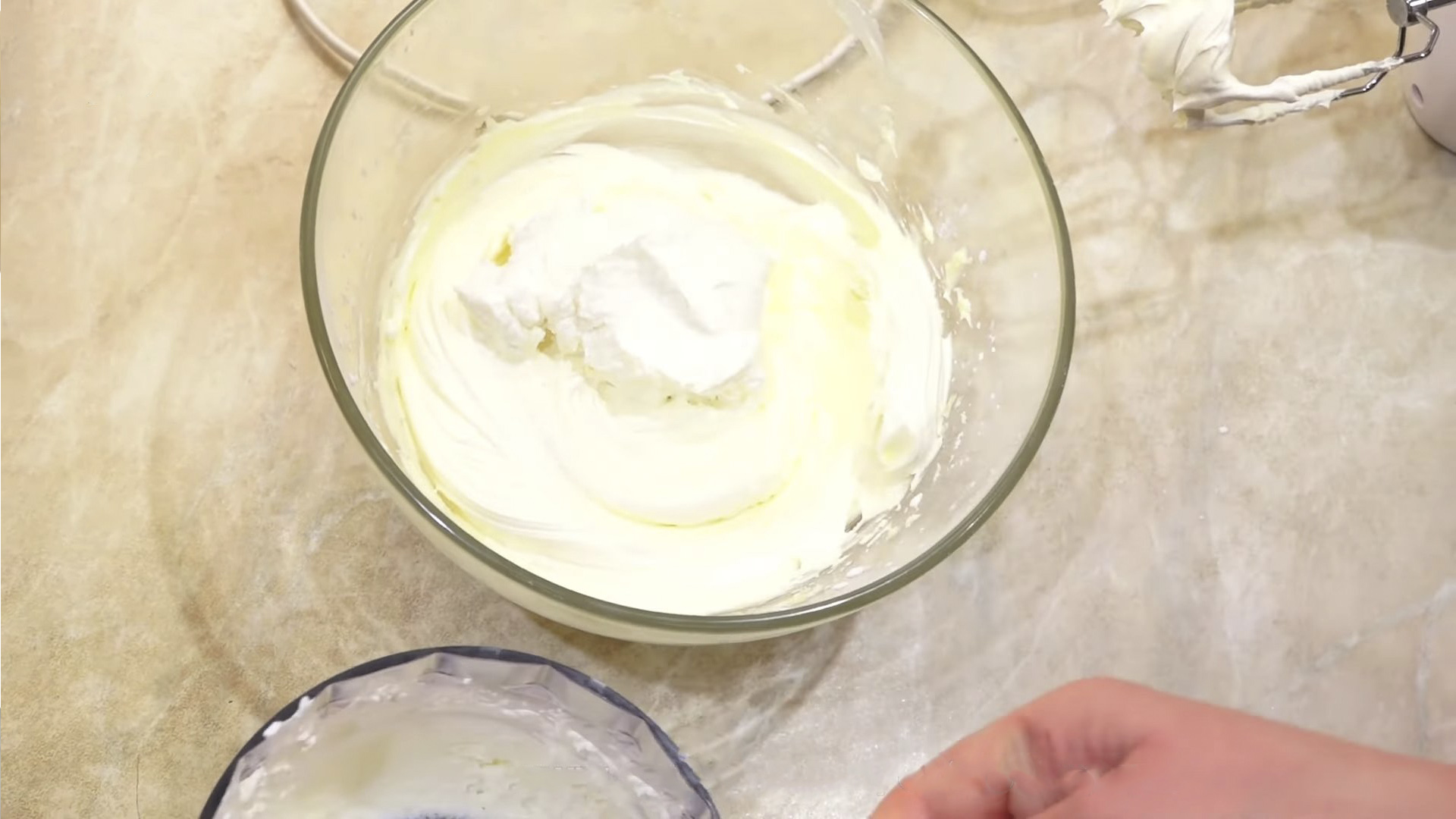 Opskrift - Flødeostglasur til cupcakes - Trin 6