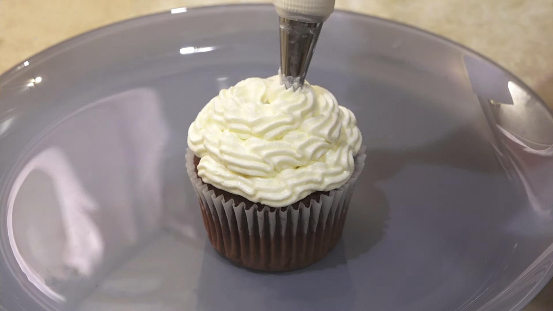 Opskrift - Flødeostfrosting til cupcakes - Trin 8-2