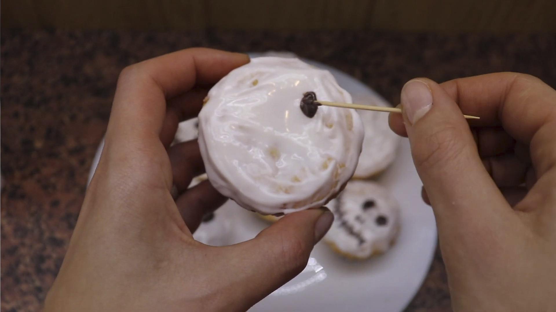 وصفة - كب كيك اليقطين على شكل مومياء - الخطوة 9-1