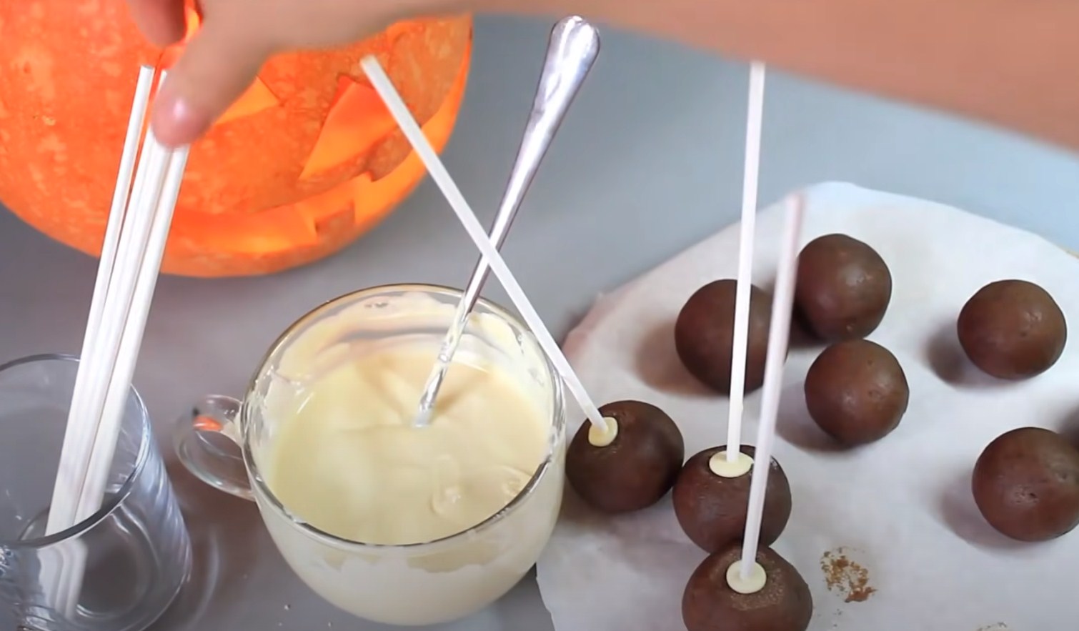 Opskrift - Halloween Kraniekagepops - Trin 12