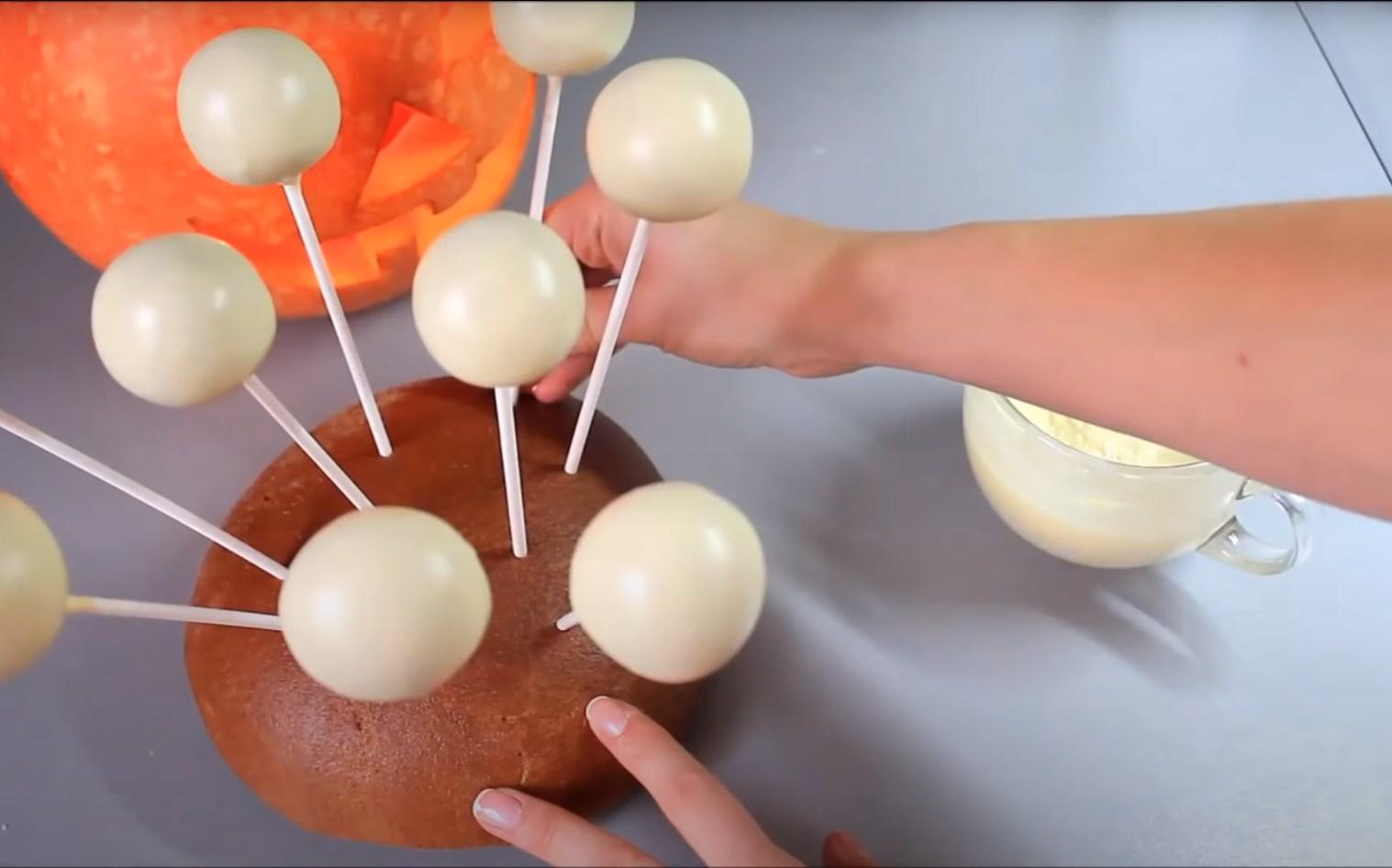 Opskrift - Halloween Kraniekagepops - Trin 13-2