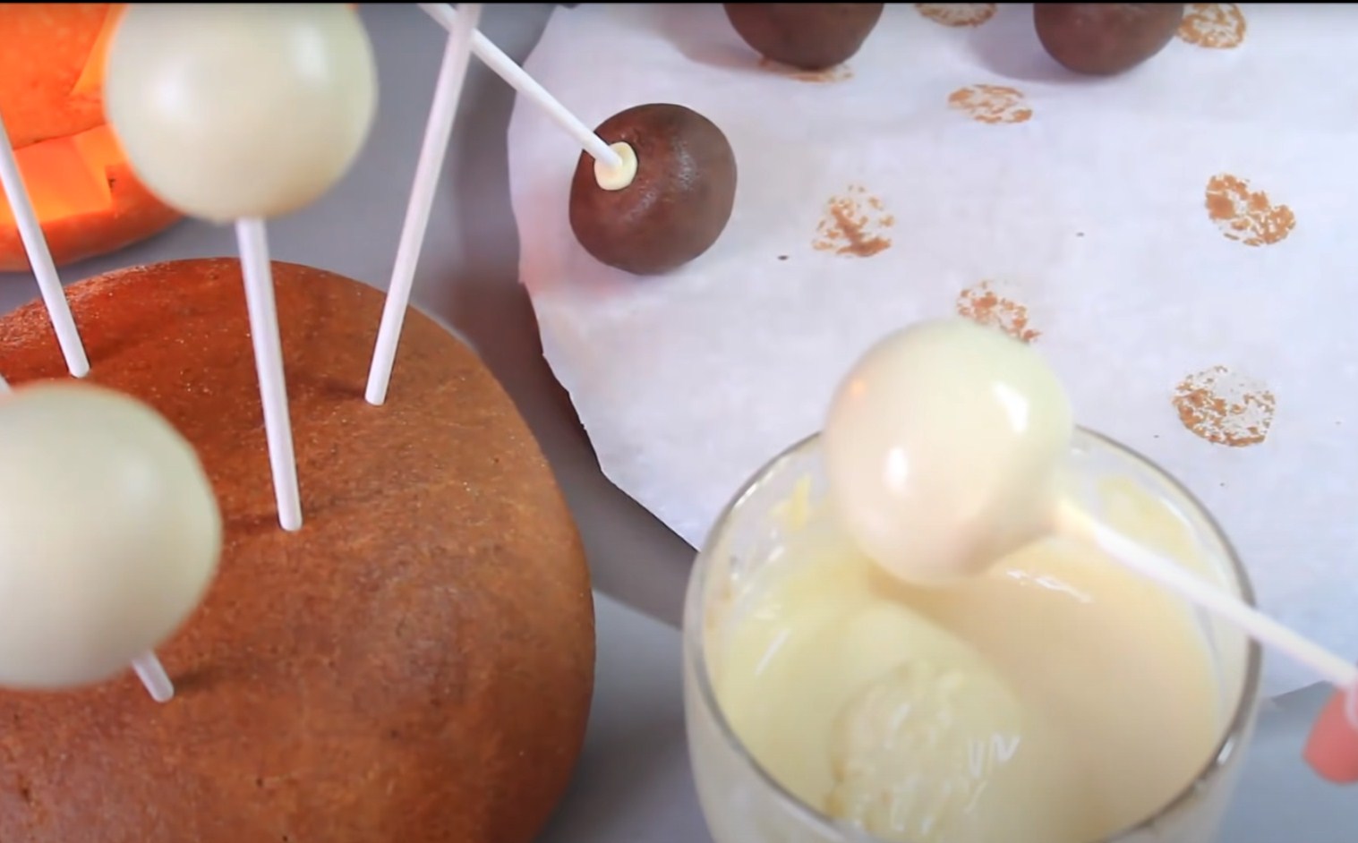 Opskrift - Halloween Kraniekagepops - Trin 13