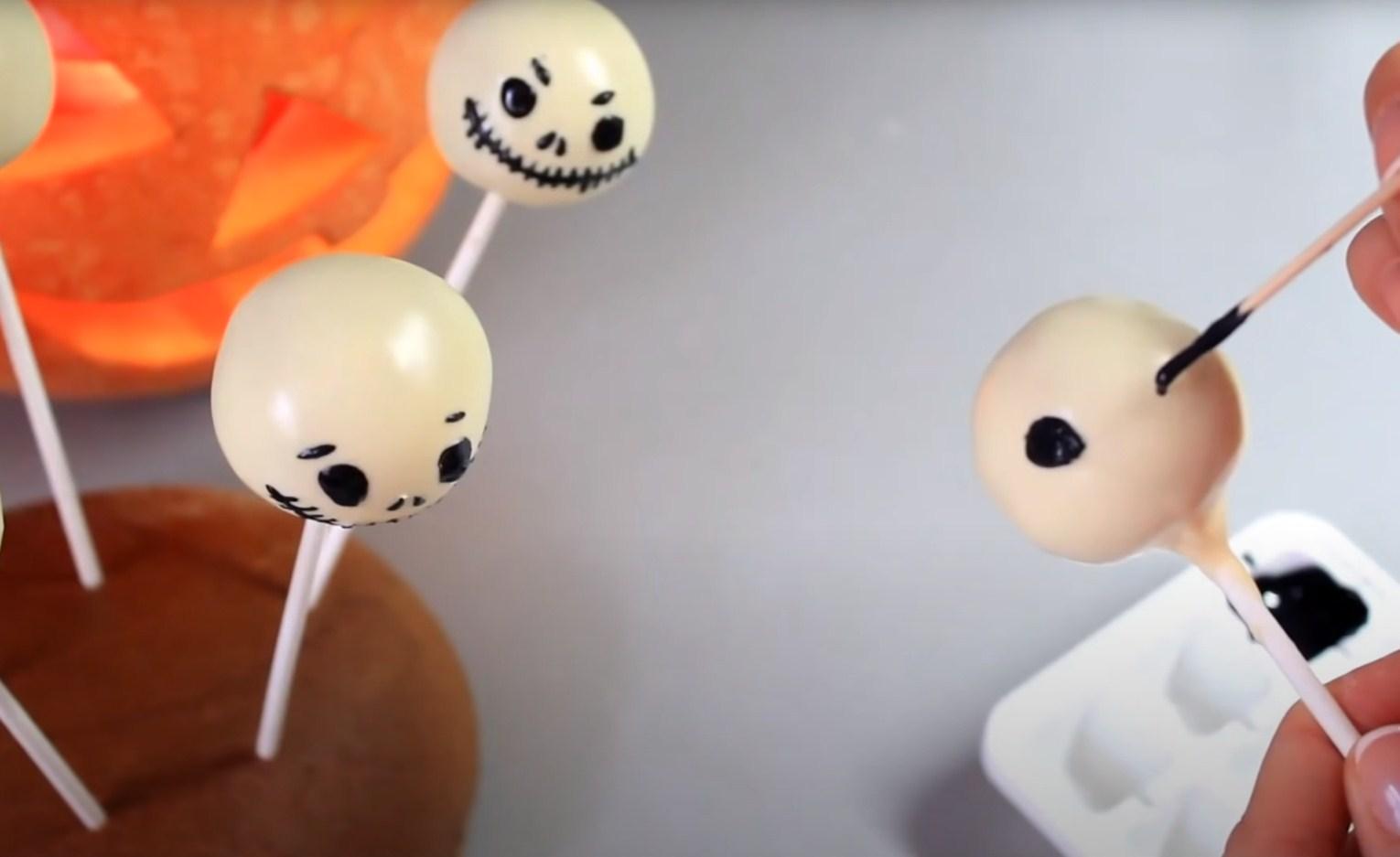 Opskrift - Halloween Kraniekagepops - Trin 14-2