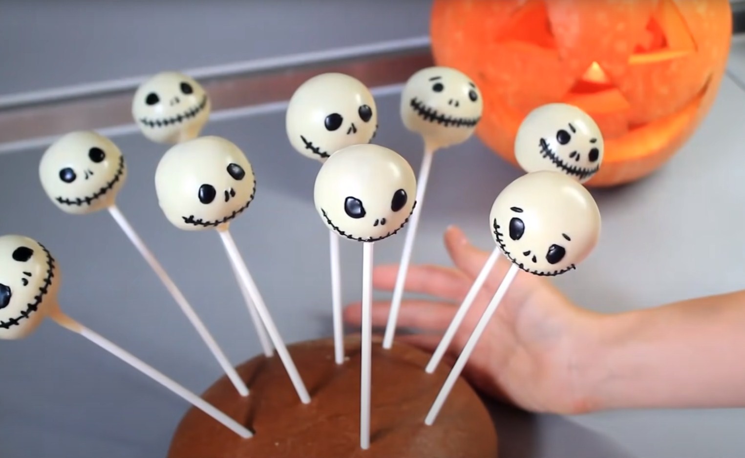 Opskrift - Halloween Kraniekagepops - Trin 14-3