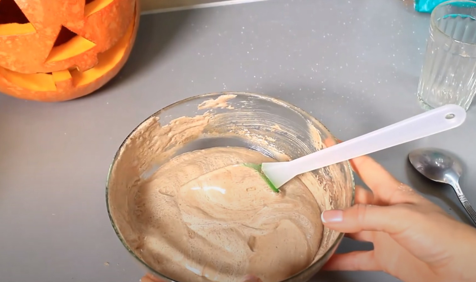 Opskrift - Halloween Kraniekagepops - Trin 3-2