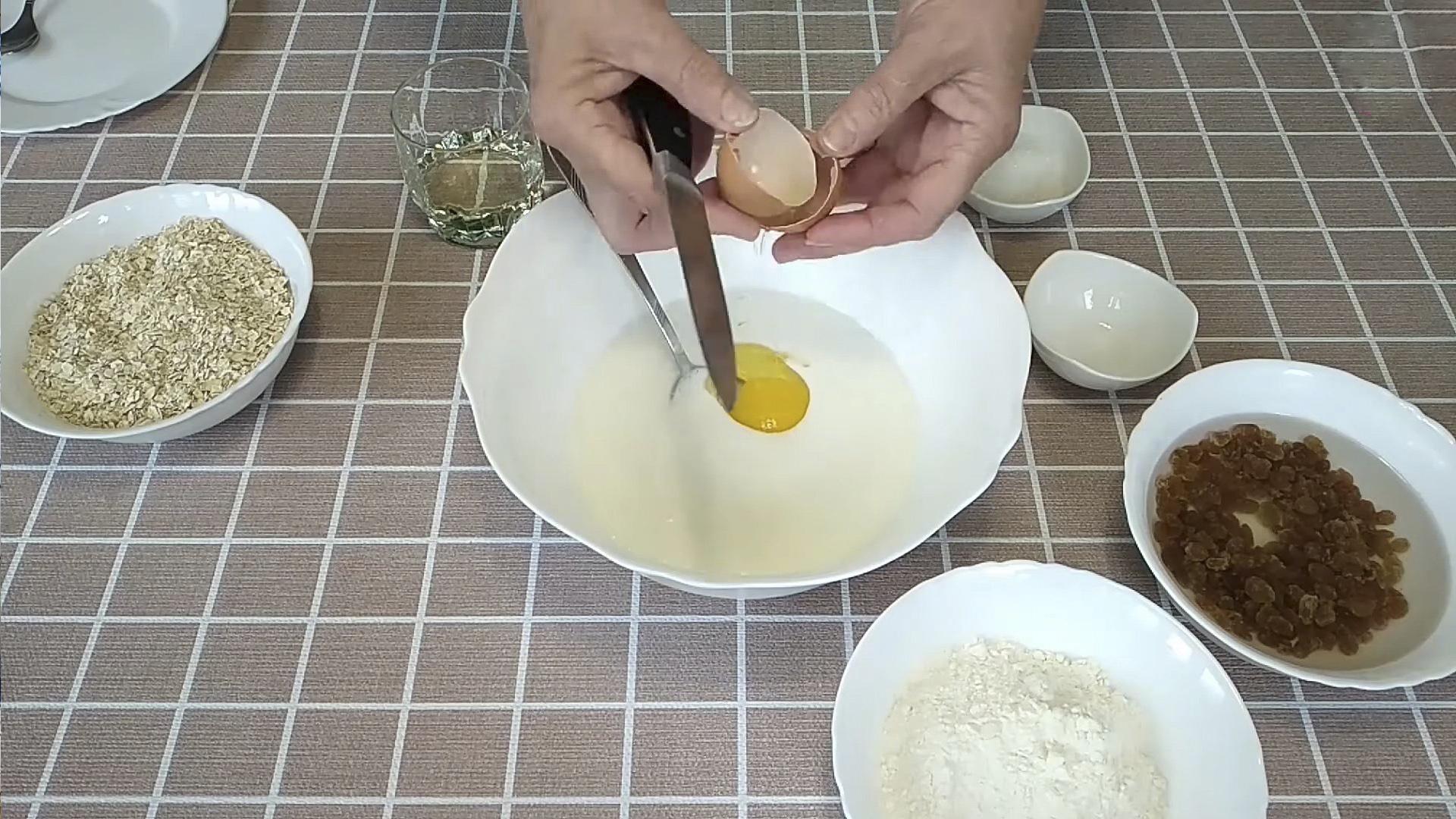 Recette - Délicieux biscuits à l'avoine avec du kéfir et des raisins secs - Étapes 3 et 2