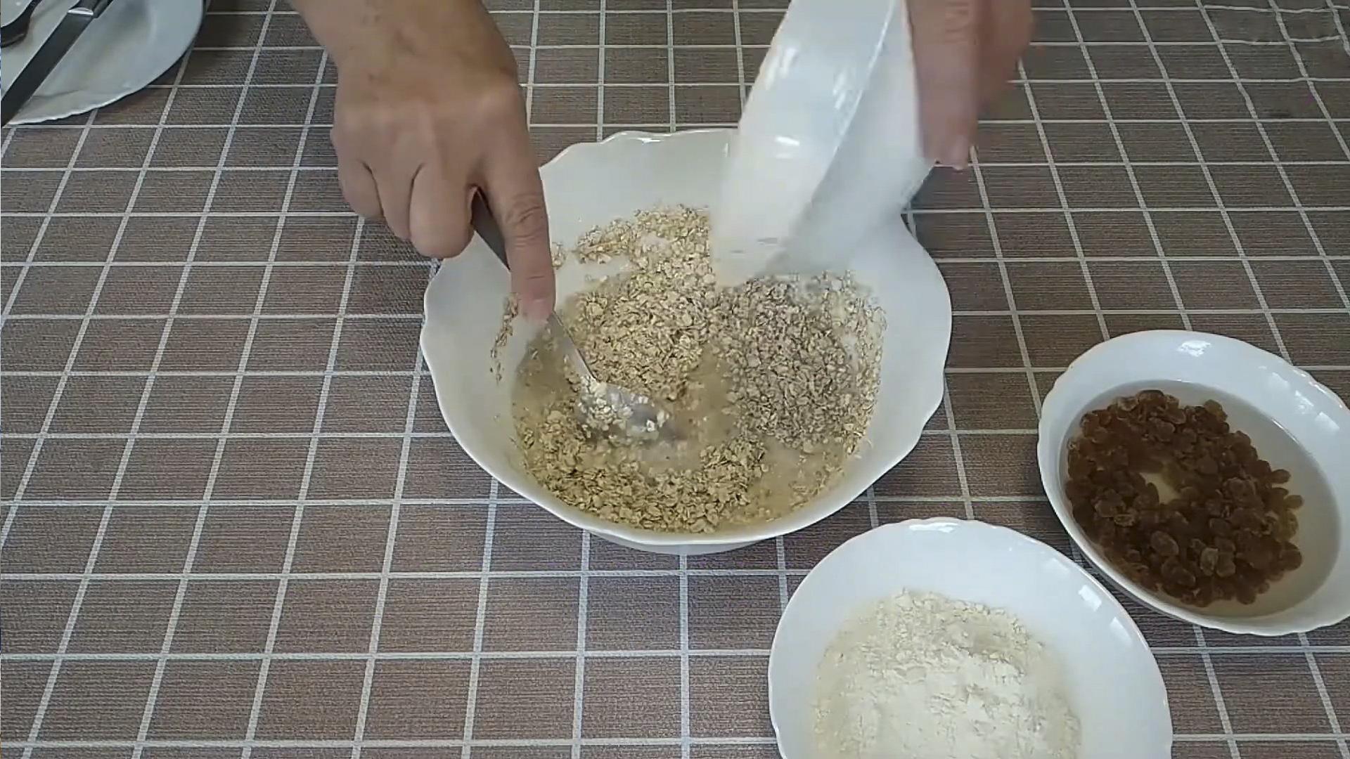 Recette - Délicieux biscuits à l'avoine avec du kéfir et des raisins secs - Étape 5-1