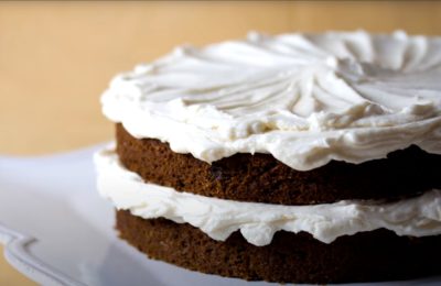 صورة لكريمة تزيين الكيك الإسفنجي