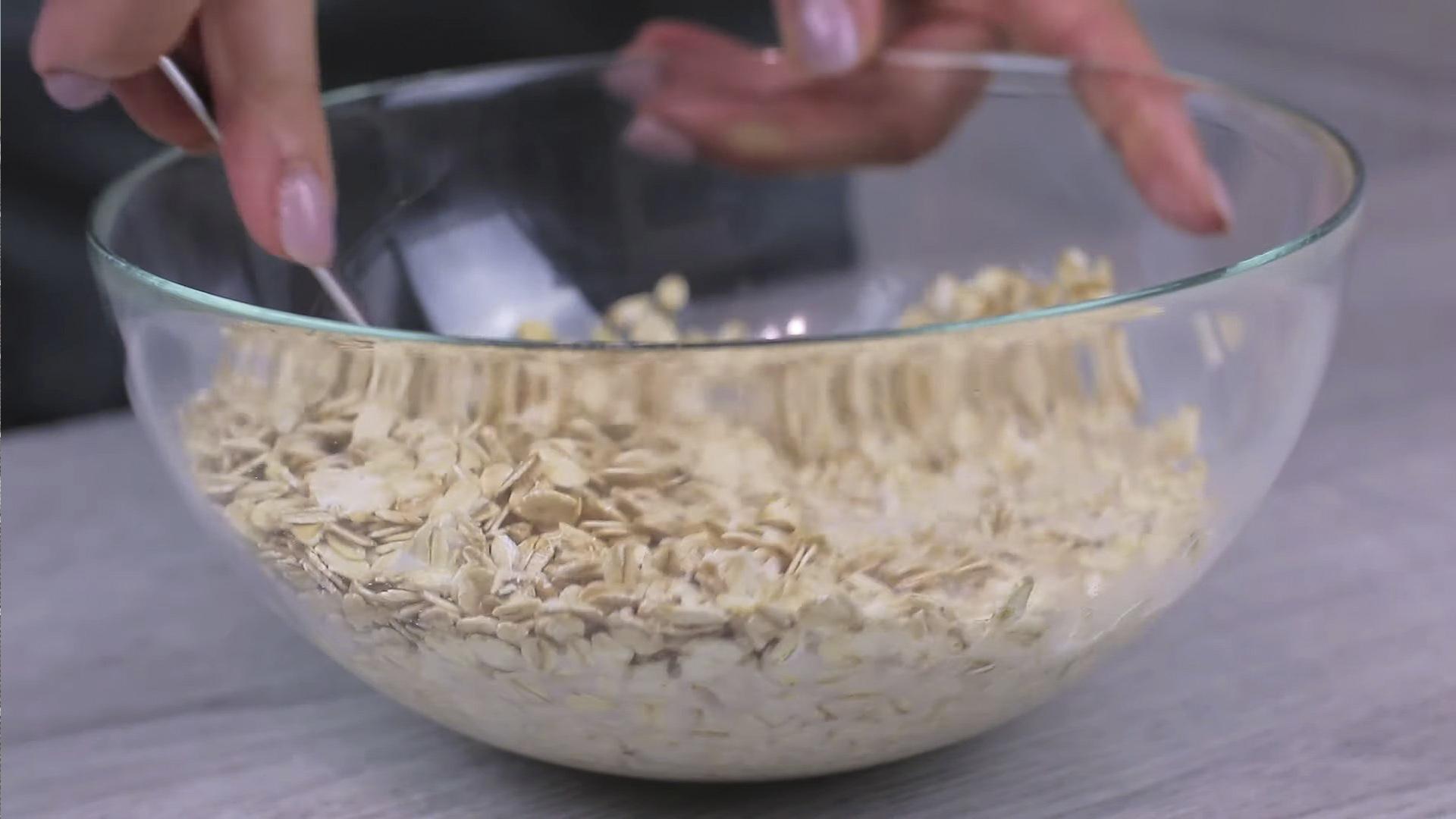 وصفة - كعكات الشوفان بالكفير والتفاح للحصول على قوام رشيق - الخطوات 1-2