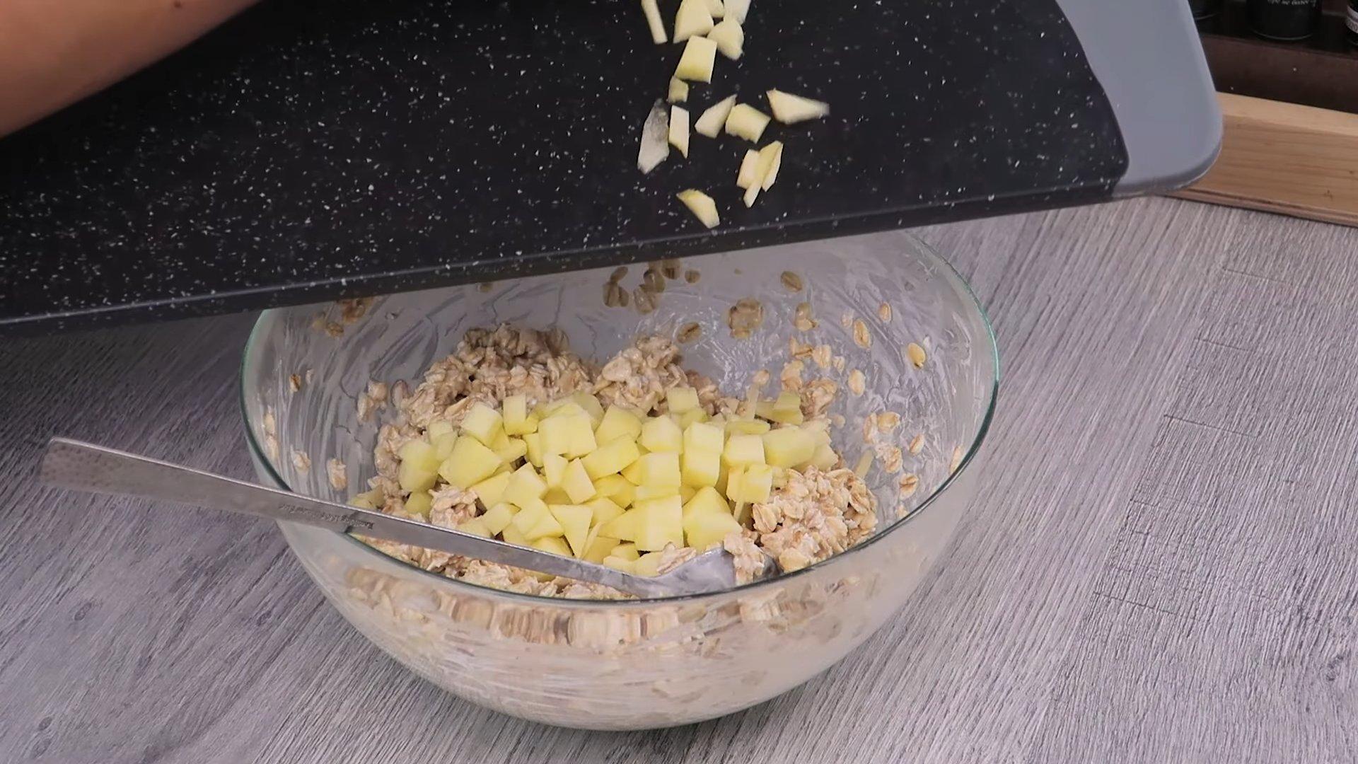 وصفة - كعكات الشوفان بالكفير والتفاح للحصول على قوام رشيق - الخطوة 3-1