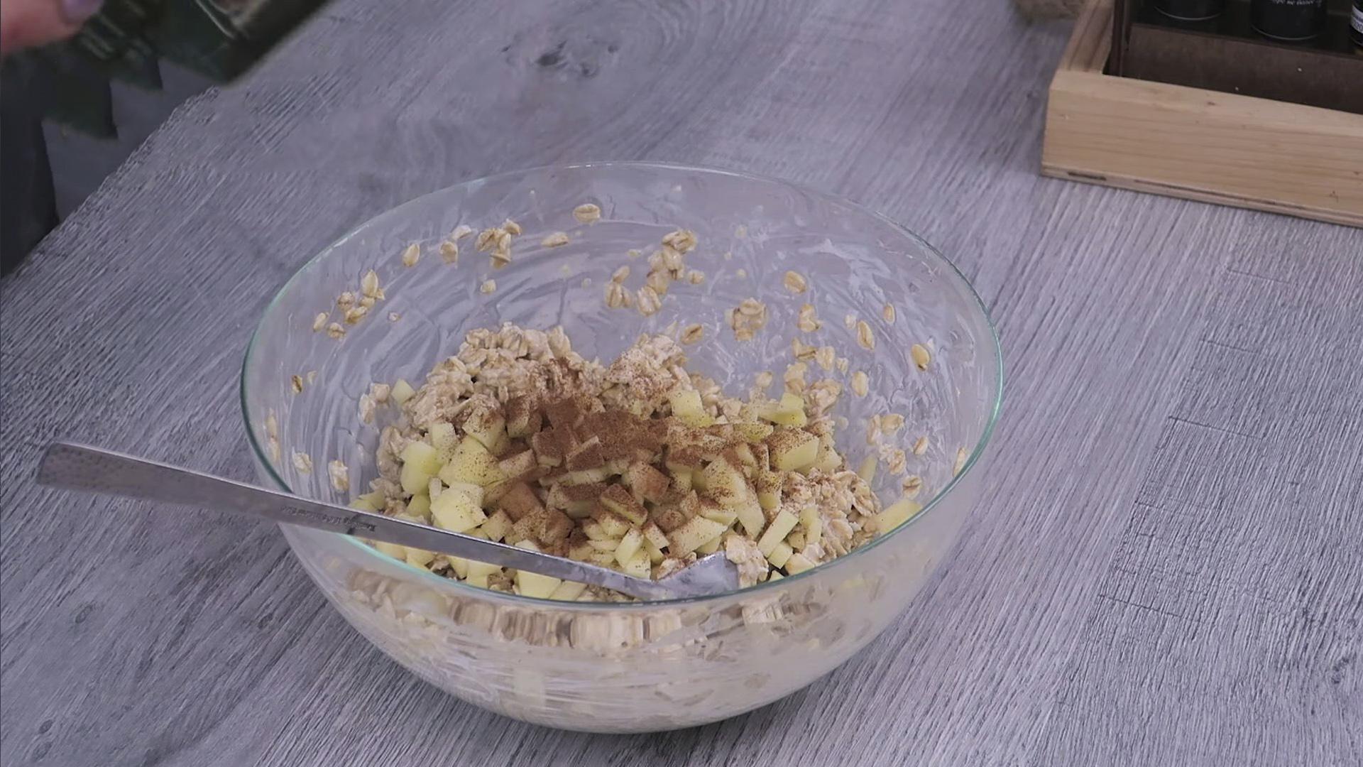 وصفة - كعكات الشوفان بالكفير والتفاح للحصول على قوام رشيق - الخطوات 3-2