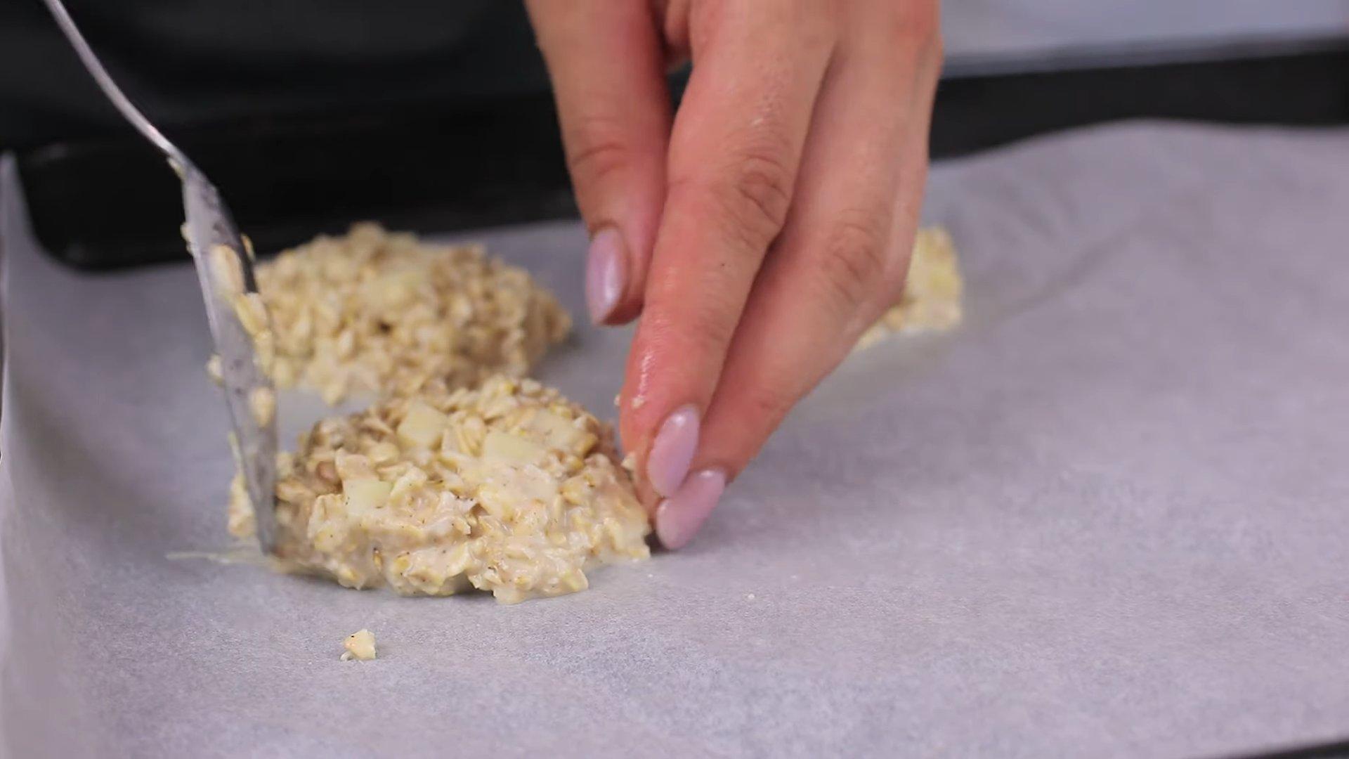 وصفة - كعكات الشوفان بالكفير والتفاح للحصول على قوام رشيق - الخطوة 7